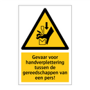 Gevaar voor handverplettering tussen de gereedschappen van een pers!