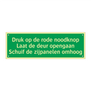 Druk op de rode noodknop Laat de deur opengaan Schuif de zijpanelen omhoog