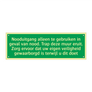 Nooduitgang alleen te gebruiken in geval van nood. Trap deze muur eruit. Zorg ervoor dat uw eigen veiligheid gewaarborgd is terwijl u dit doet