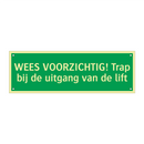 WEES VOORZICHTIG! Trap bij de uitgang van de lift