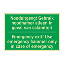Nooduitgang! Gebruik noodhamer /.../ - Emergency exit! Use emergency /.../