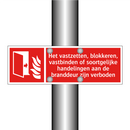 Het vastzetten, blokkeren, vastbinden of soortgelijke handelingen aan de branddeur zijn verboden