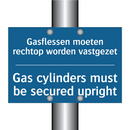 Gasflessen moeten rechtop worden /.../ - Gas cylinders must be secured /.../