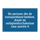 De persoon die de transportband bedient, draait de veiligheidsschakelaar naar positie 0