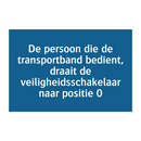 De persoon die de transportband bedient, draait de veiligheidsschakelaar naar positie 0