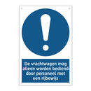 De vrachtwagen mag alleen worden bediend door personeel met een rijbewijs