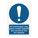 De vrachtwagen mag alleen worden bediend door personeel met een rijbewijs