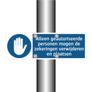 Alleen geautoriseerde personen mogen de zekeringen verwijderen en plaatsen