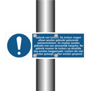 Gebruik van lockers. De lockers mogen alleen worden gebruikt gedurende sportactiviteiten. Ze moeten worden gebruikt met een persoonlijk hangslot. Na gebruik moeten de lockers op dezelfde dag worden leeggemaakt. Lockers die niet worden geleegd, zullen word