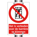Het is verboden over de barrière te klimmen