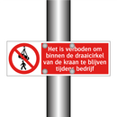 Het is verboden om binnen de draaicirkel van de kraan te blijven tijdens bedrijf