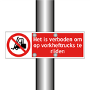Het is verboden om op vorkheftrucks te rijden