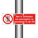 Het is verboden om passagiers te vervoeren in de lift