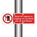 Houd de ingang en uitgang vrij op bevel van de brandweer