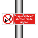 Stap alsjeblieft dichter bij de urinoir