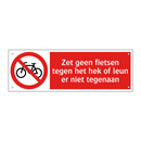 Zet geen fietsen tegen het hek of leun er niet tegenaan