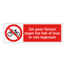 Zet geen fietsen tegen het hek of leun er niet tegenaan