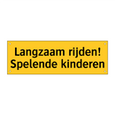 Langzaam rijden! Spelende kinderen