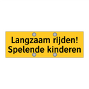 Langzaam rijden! Spelende kinderen