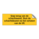 Stap terug van de schachtwand. Sluit de schachtdeuren /.../