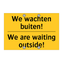 We wachten buiten! - We are waiting outside!