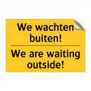 We wachten buiten! - We are waiting outside!