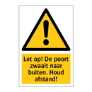 Let op! De poort zwaait naar buiten. Houd afstand!