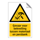 Gevaar voor beknelling tussen materiaal en persbank