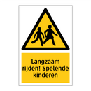 Langzaam rijden! Spelende kinderen