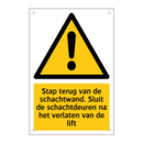 Stap terug van de schachtwand. Sluit de schachtdeuren na het verlaten van de lift